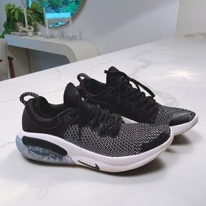 Nike fly knit tennis shoes
